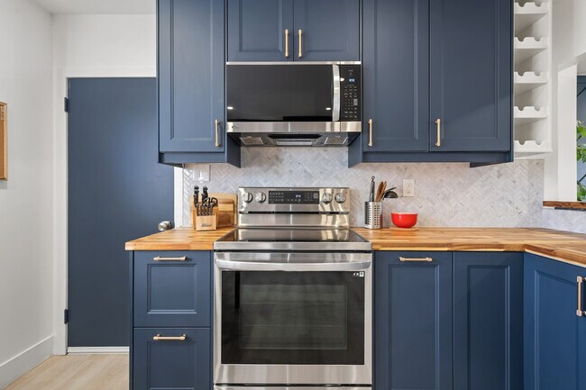 Photo du bâtiment - 7916-7936 36 Ave NW