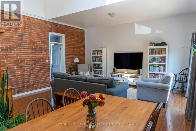 Photo du bâtiment - 128 Picton Main St