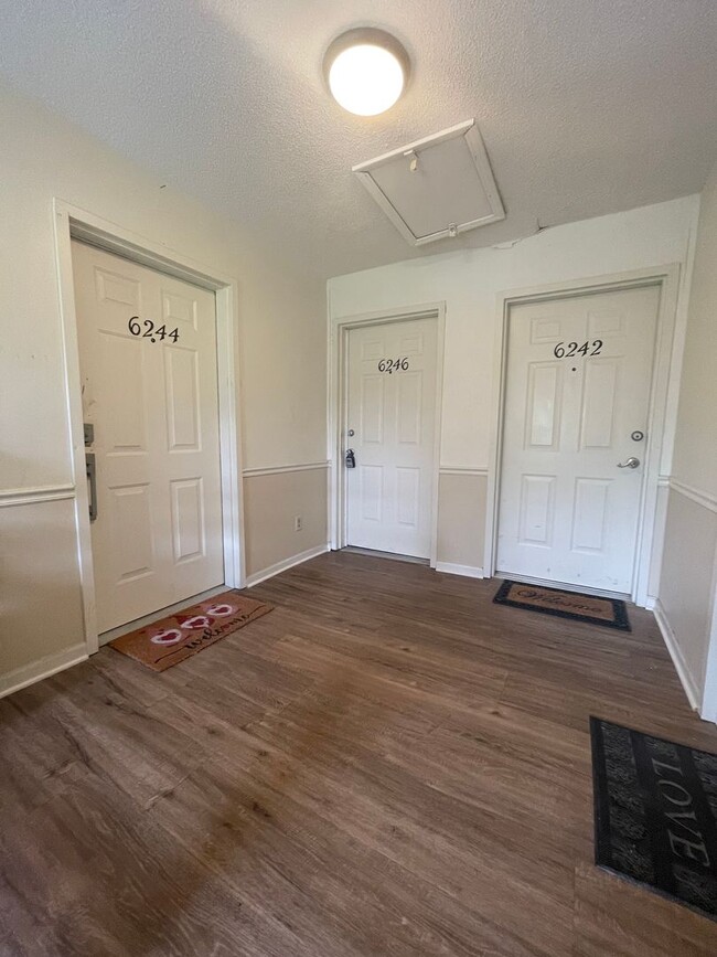 Building Photo - Rosecroft6246-
