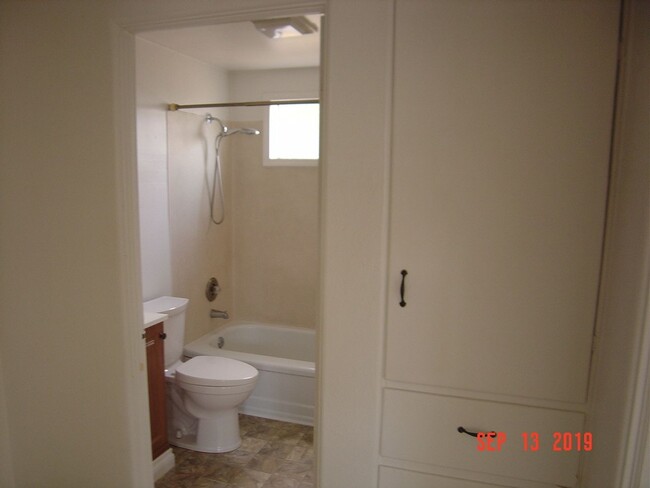 Building Photo - 3 Bedroom Home Walking Distance to Campus!
