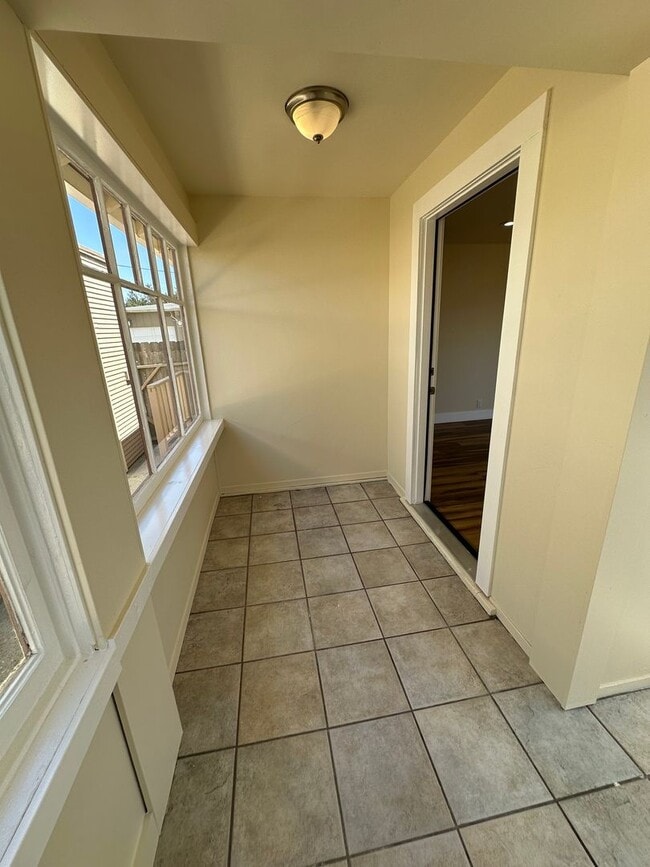 Building Photo - Charming 1 Bed, 1 Bath Cottage – Detached Garage + Sunroom!
