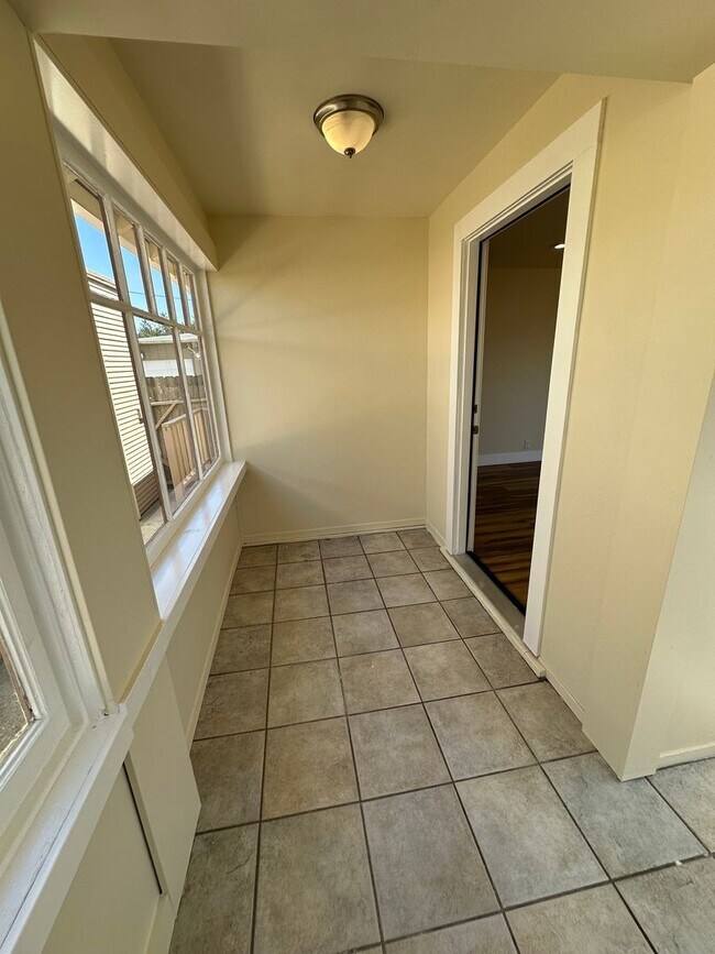 Foto del edificio - Charming 1 Bed, 1 Bath Cottage – Detached Garage + Sunroom!