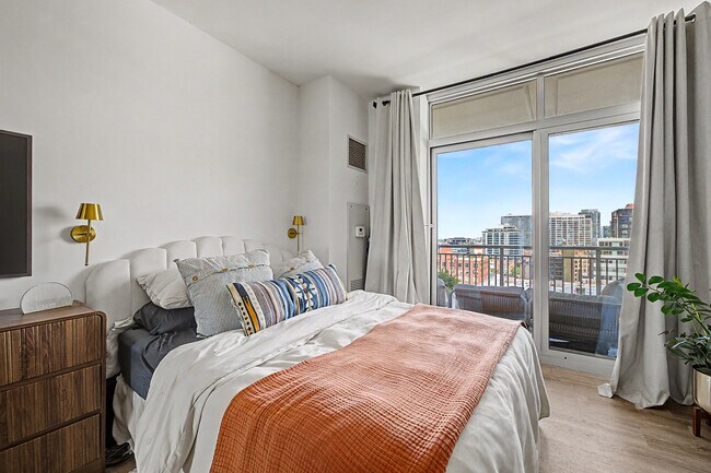 Foto del edificio - 330 W Grand Ave