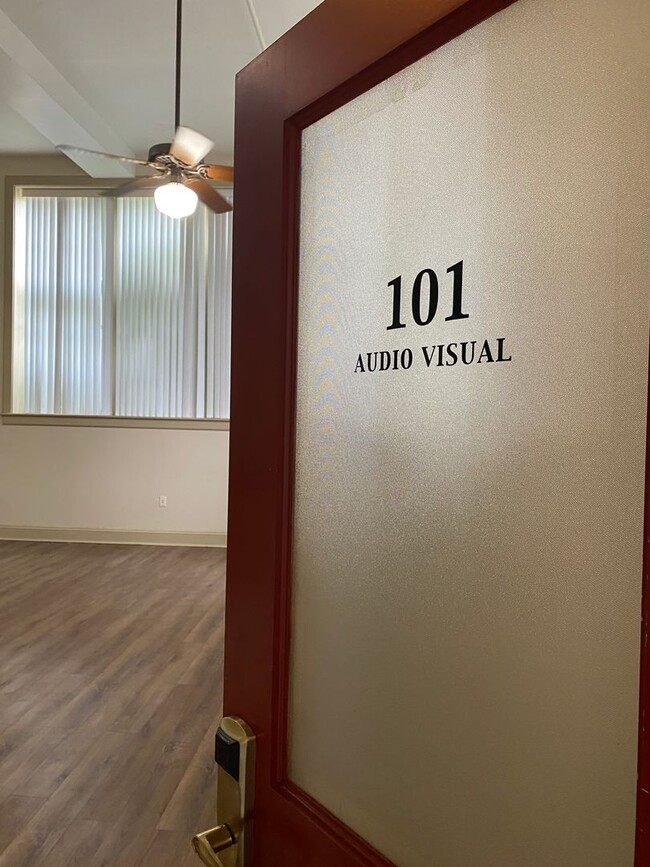 Building Photo - 1st Floor 1Bed/1Bath ALL Electric with W/D...