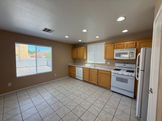 Foto del edificio - AVAIL 7/21/22 4 BED 3 BATH OPEN FLOOR PLAN!