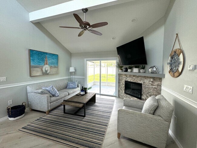 Building Photo - Beautiful 2-Bed/2-Bath Lake Sarasota Home ...