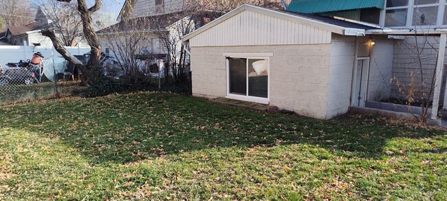 Building Photo - FANTASTIC Basement Unit!!!!