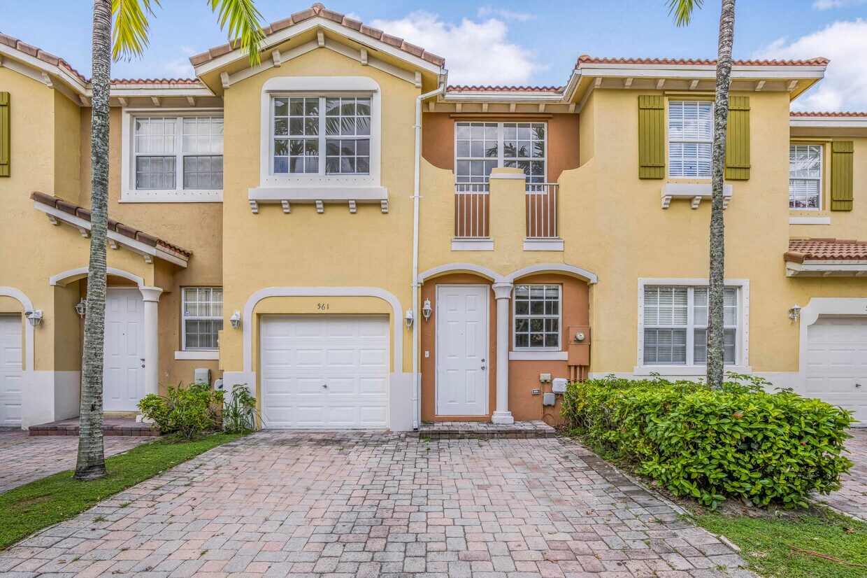 561 NE 21st Terrace, Homestead, FL 33033 Townhome Rentals in Homestead FL