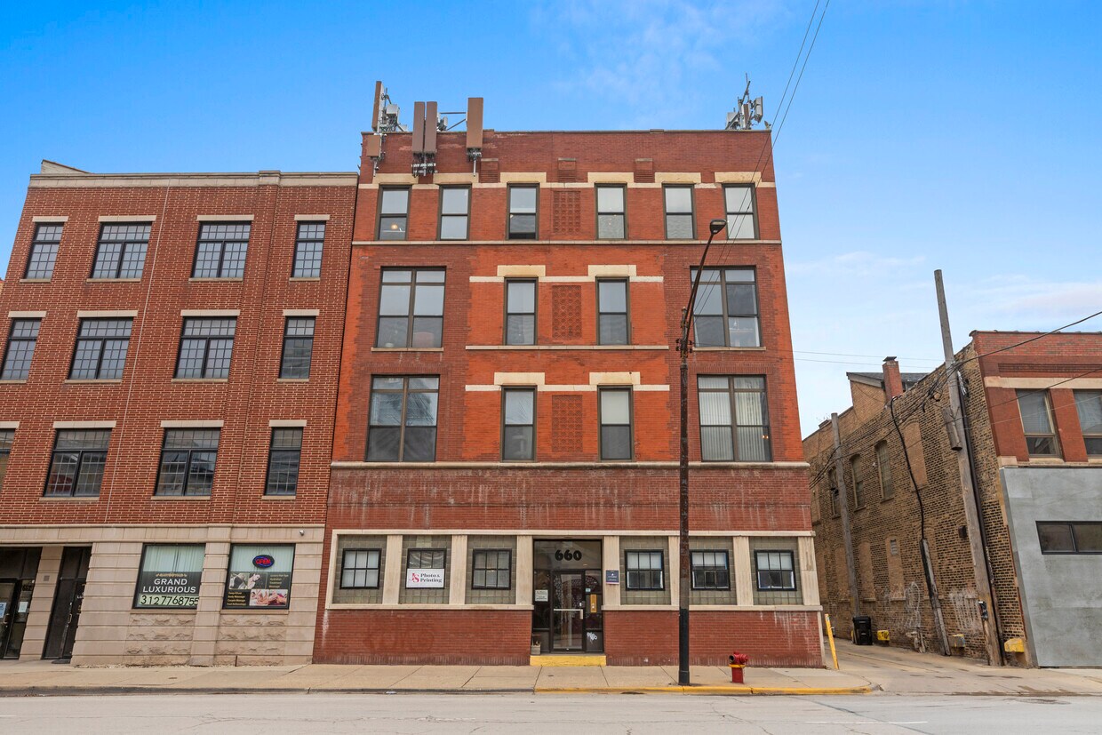 Primary Photo - 700 W Grand Ave