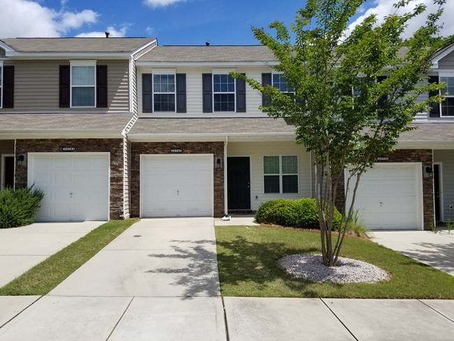 2 Bedroom Townhome With 2 Car Garage - Townhouse For Rent In Charlotte ...