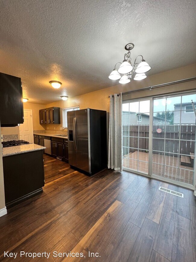 Building Photo - 2 br, 2.5 bath House - 8904 NE 15TH AVE #B17
