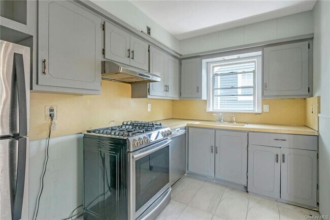 Building Photo - 28 Crestmont Ave