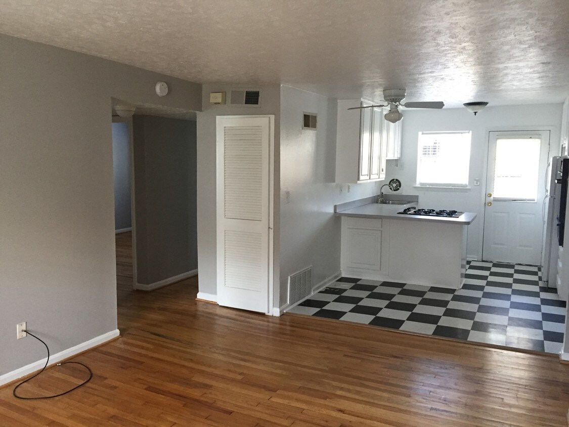 Great open Floorplan - 370 Peachtree Hills Ave NE
