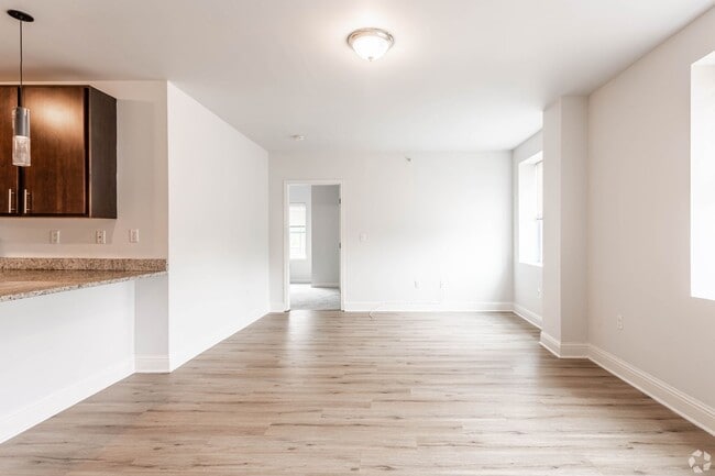 Interior Photo - 120 Halsted St