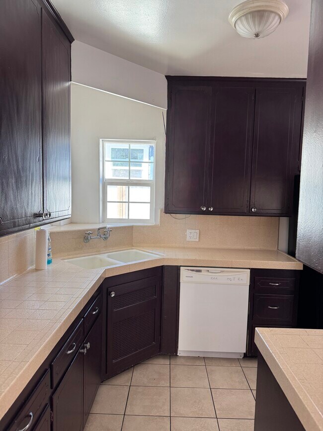 Foto del edificio - 1738 Watson Ave
