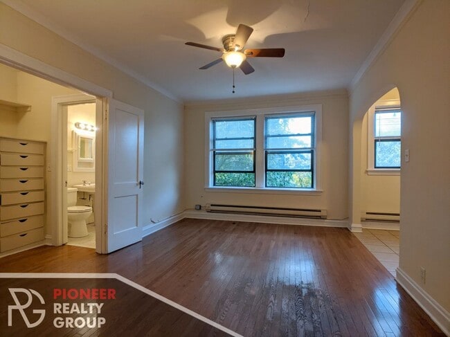 Building Photo - 4546 N Damen Ave