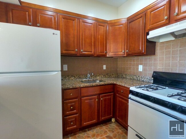 Foto del edificio - 1 Bed On Dekalb with shared outdoor space