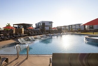 Building Photo - Compass Meridian