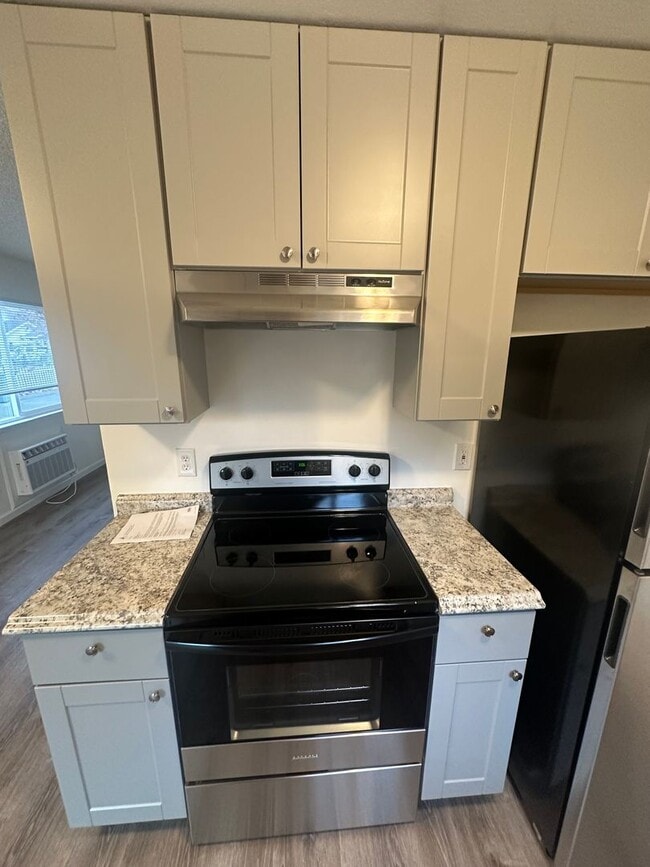 Building Photo - Nice move-in ready two bedroom one bath unit