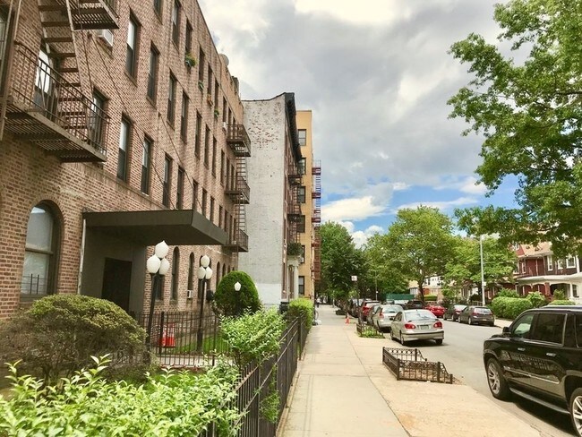 Building Photo - 160 Fenimore St