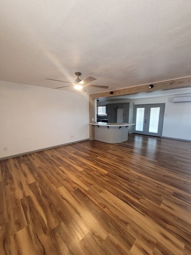 Building Photo - 3 bed 2 bath home with 1 car garage