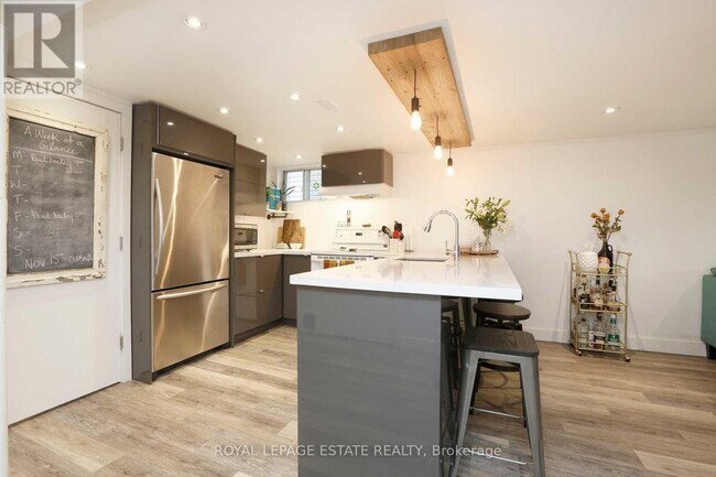 Building Photo - 208 Oakridge Dr