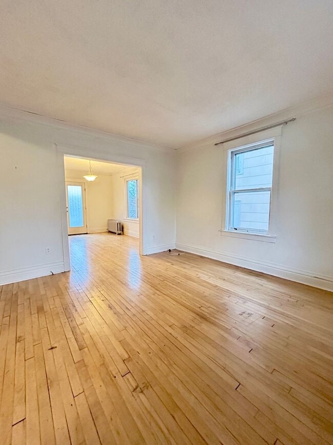 Building Photo - AVAILABLE December! - 3 Bed 1 Bath Home - With Fenced In Yard!