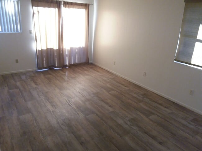 Building Photo - 882 Olive St