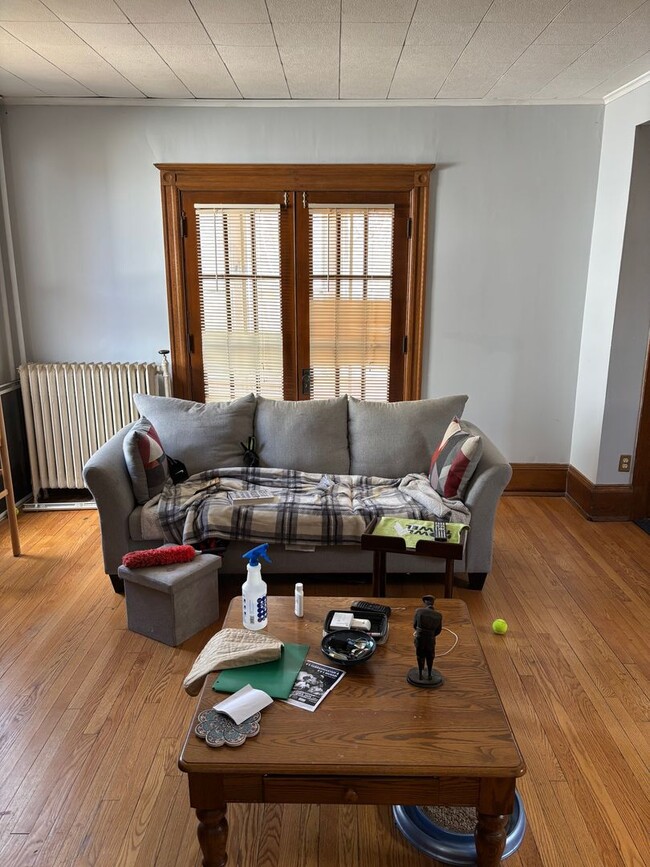 Building Photo - Spacious 4BR 1.5B HOUSE- Available June 1st!
