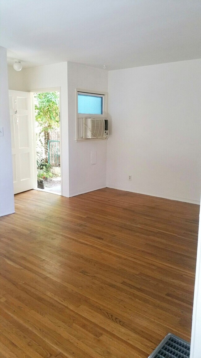 Foto del edificio - 7911 Blackburn Ave