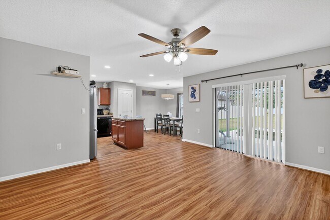 Foto del edificio - Available June 15th! 3BR Home in Tavares with Huge Backyard
