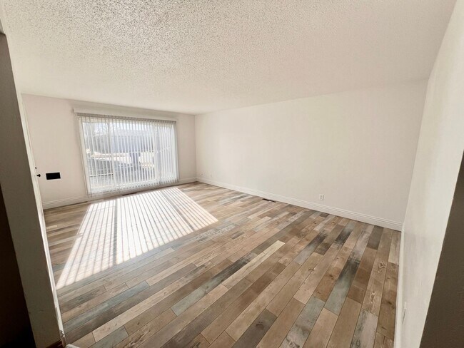 Building Photo - $1,995 Shaw & Chestnut - 3 bedroom, E. San...
