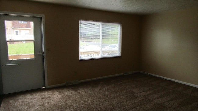 Building Photo - 300 Crestview Dr
