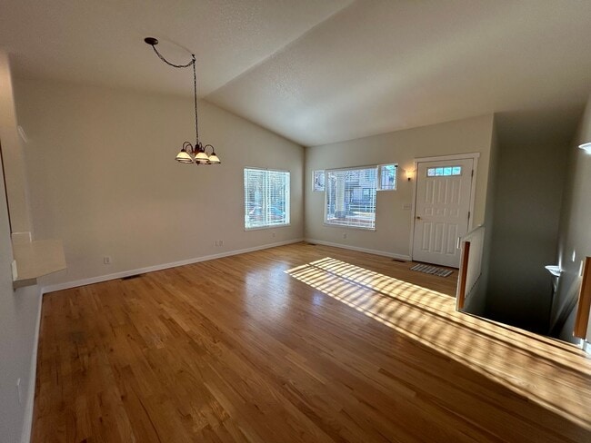 Building Photo - Bright & Updated Townhome in a Prime Fort ...