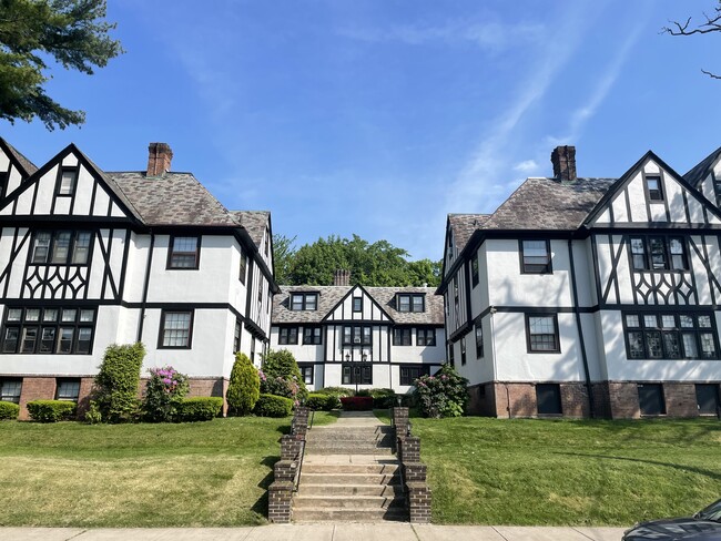 Building Photo - 130 Bradley Ave
