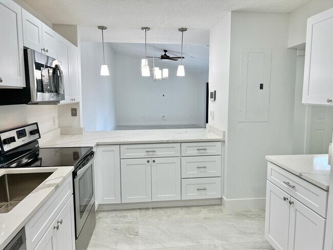 Foto del edificio - 4720 Holly Lake Dr