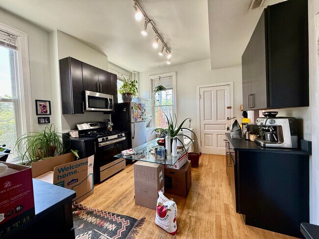 Foto del edificio - Amazing 2 Bedroom + Den. Separate Living/Dining Room. Large Deck. Lots of Natural Light.