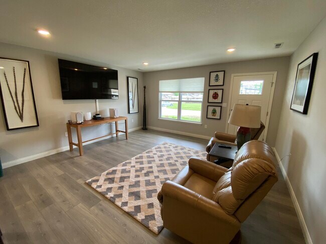 Building Photo - 6160 HUMMINGBIRD Ln
