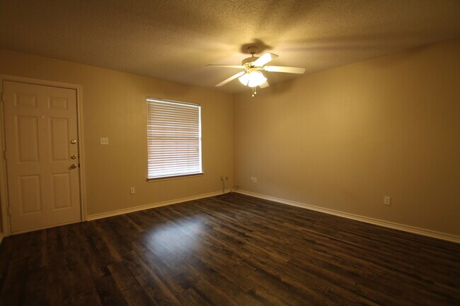 Building Photo - Echo Glen Duplex SERIES 117