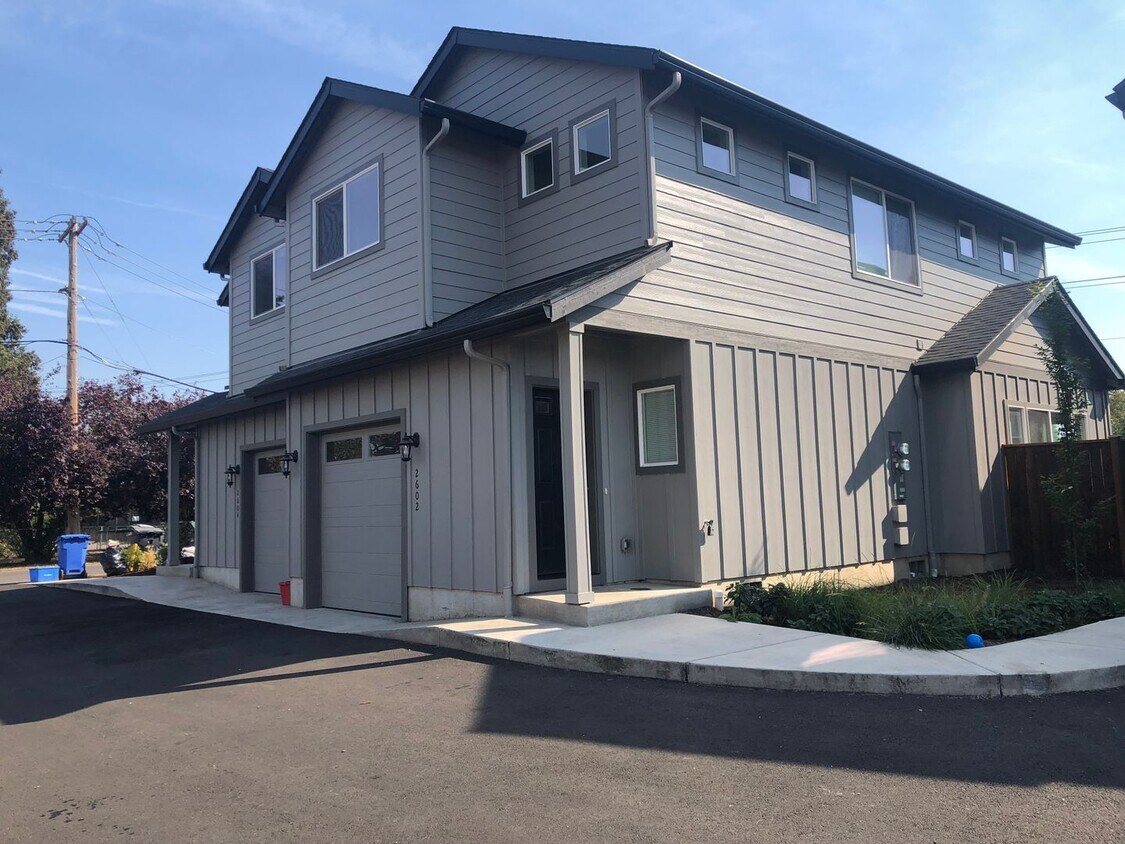 Primary Photo - Newer 3 bedroom, 2.5 bath duplex in desira...