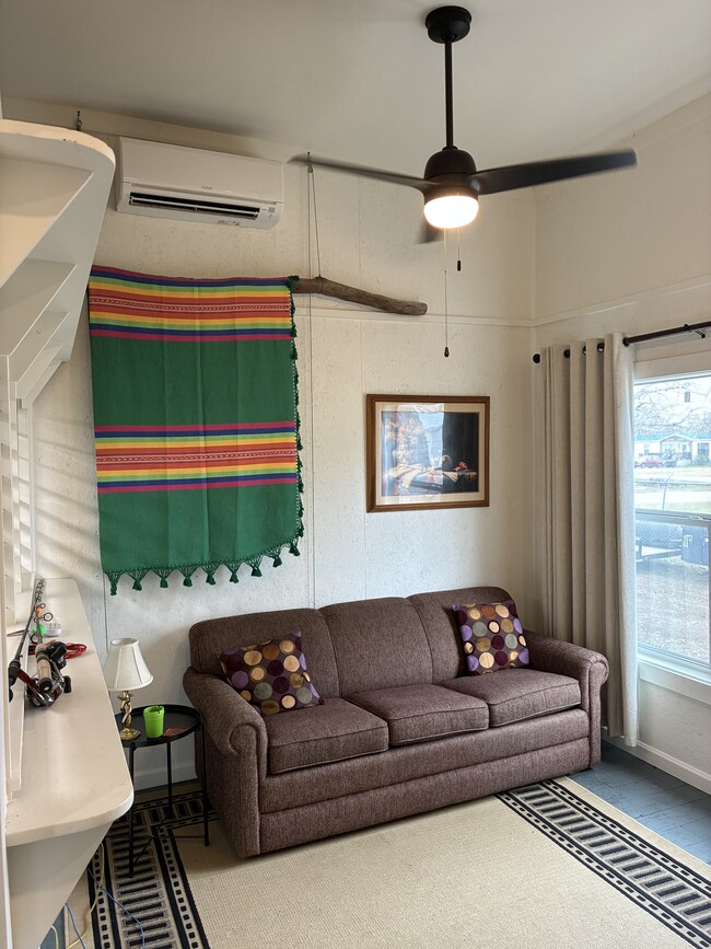 Building Photo - 112 E Scott St