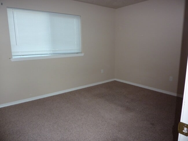 Building Photo - Townhome In A Great Location