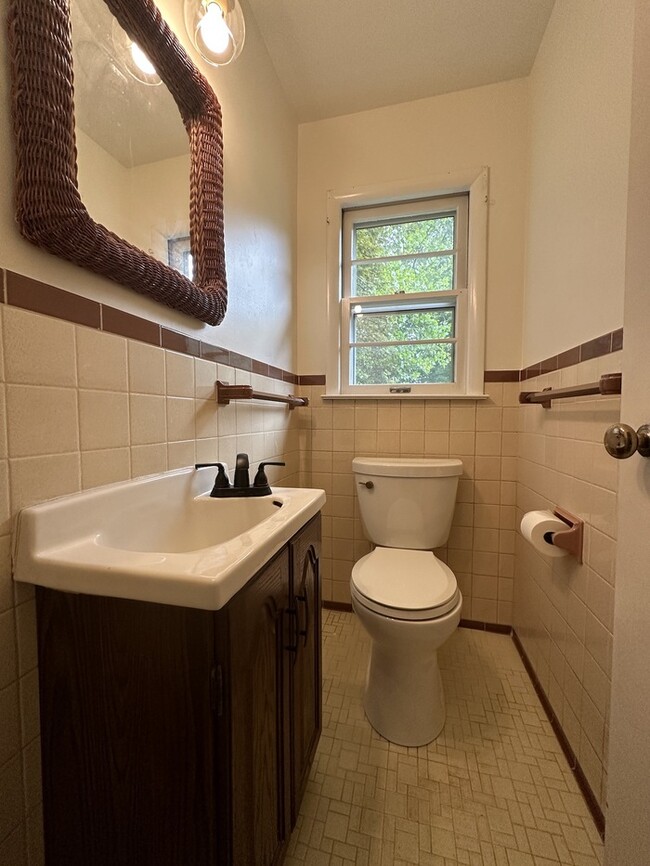 Building Photo - Large, ranch home for rent! 3BR / 1.5 Ba! ...