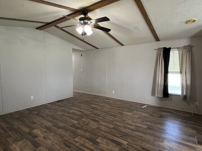 Foto del edificio - 3-Bed, 2-Bath Mobile Home in Agra