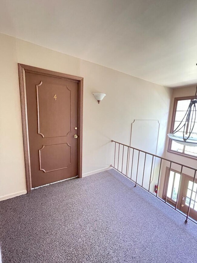 Foto del edificio - 100 E Hickory Grove Rd