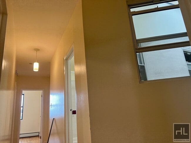 Building Photo - 4BR 1BA Historic Mixed Use Loft w/ Massive...