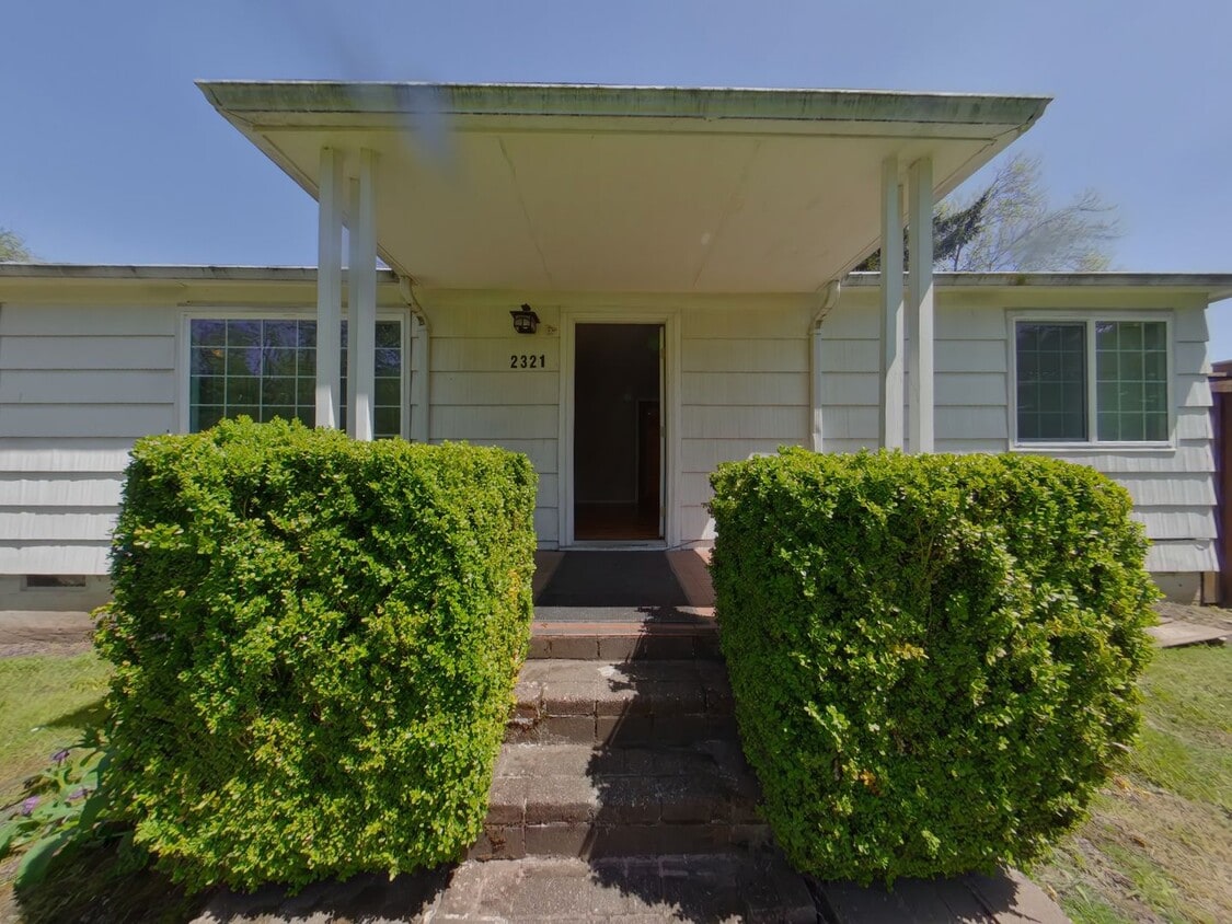 Primary Photo - 5 Bedroom/2 bathroom