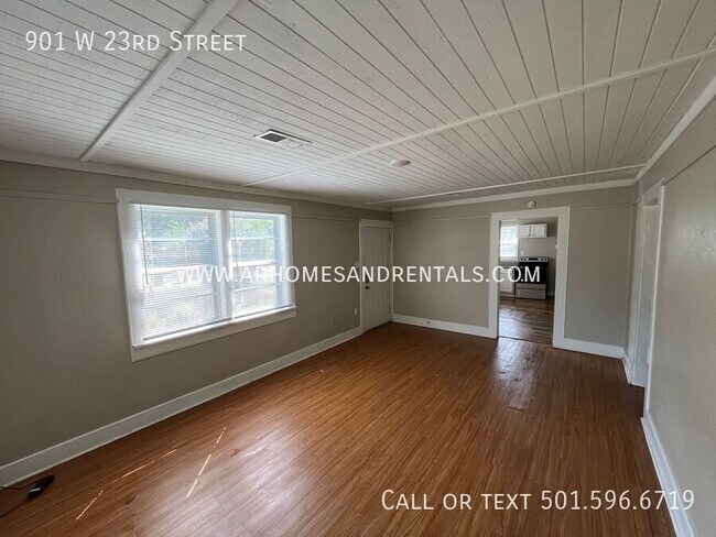 Building Photo - 901 W 23rd St