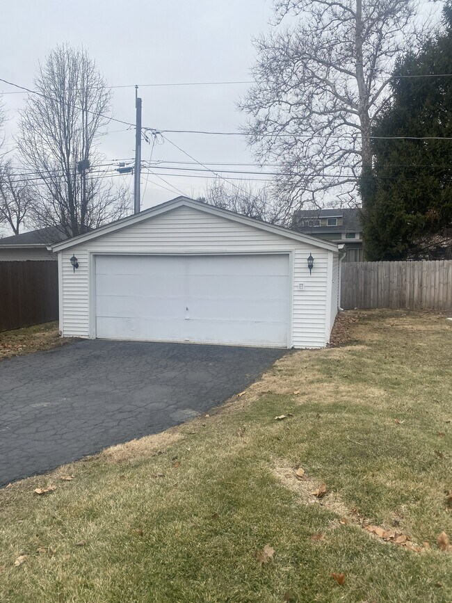 Garaje para 2 coches - 712 S Swain Ave