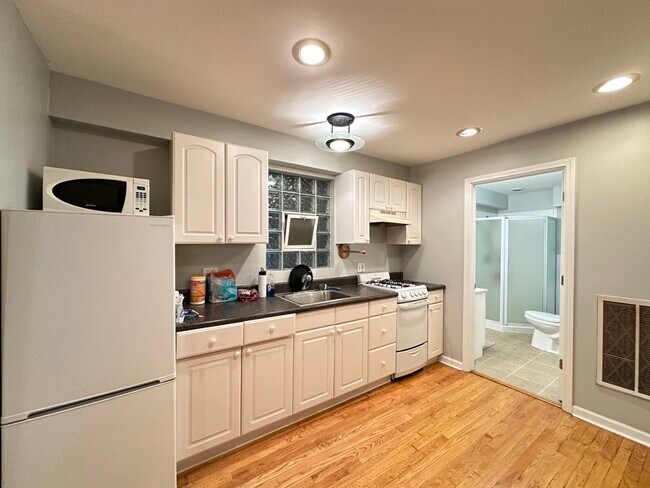 Foto del edificio - 1326 N Claremont Ave